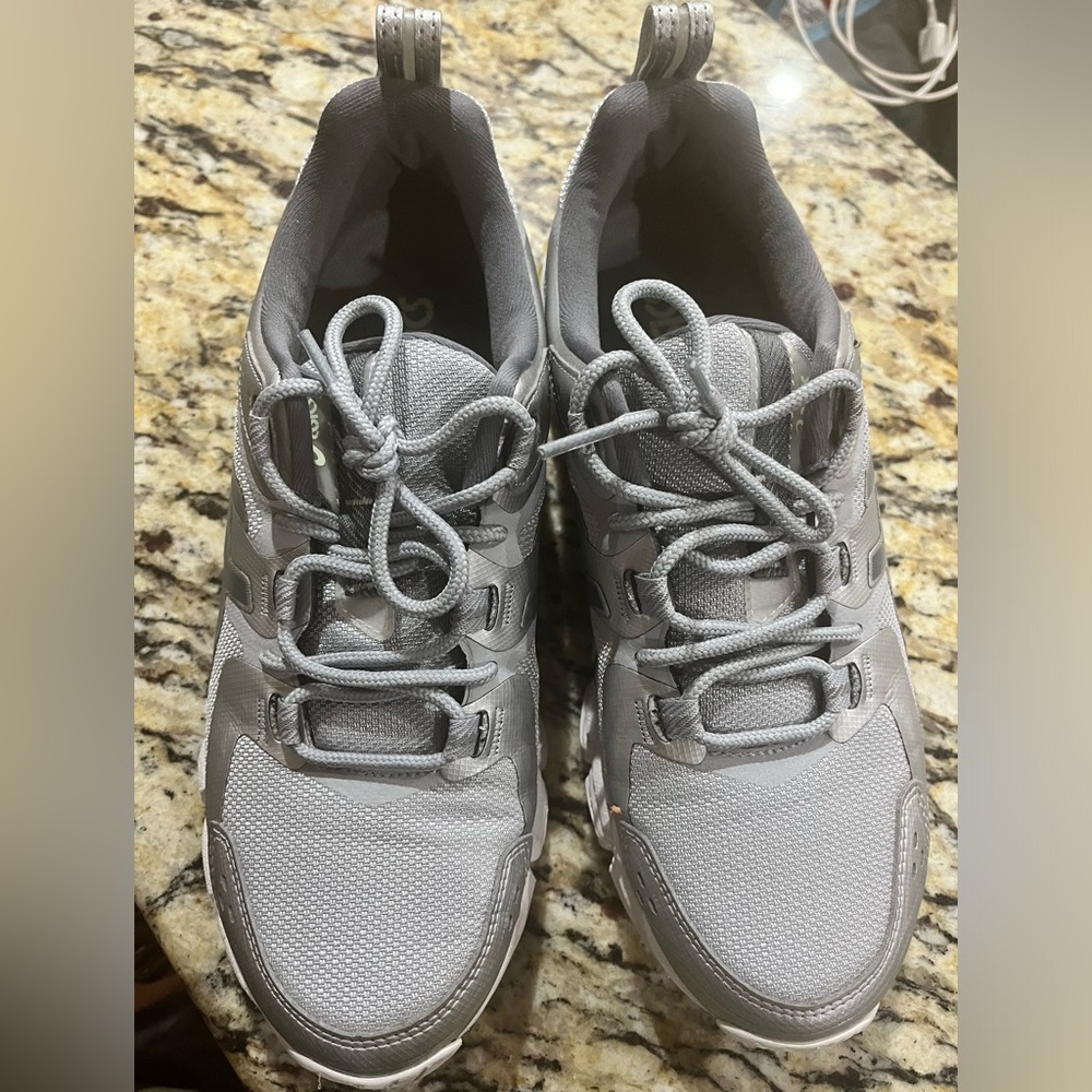 Women’s size 8 ASICS Quantum 180 shoes